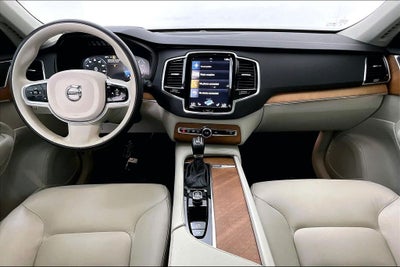 2022 Volvo XC90 T6 Momentum