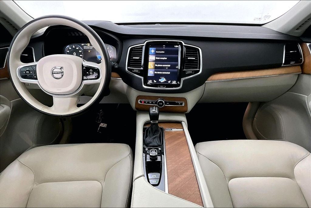 2022 Volvo XC90 T6 Momentum