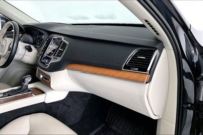 2022 Volvo XC90 T6 Momentum