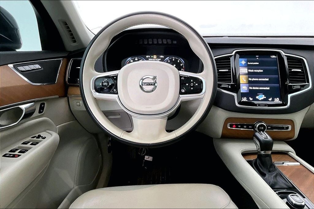 2022 Volvo XC90 T6 Momentum