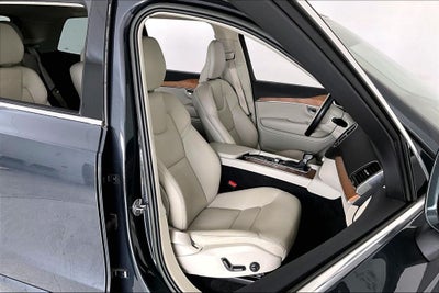 2022 Volvo XC90 T6 Momentum