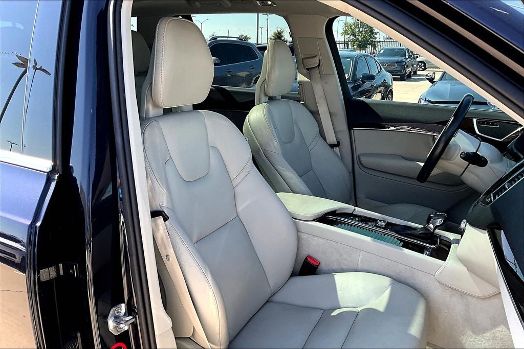 2016 Volvo XC90 T6 Momentum