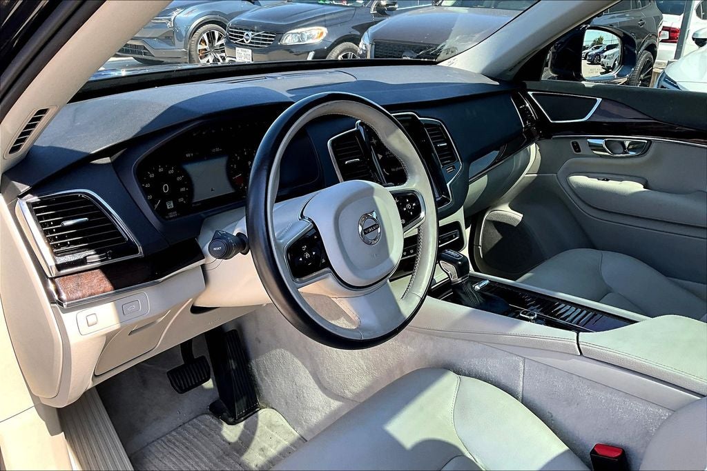 2016 Volvo XC90 T6 Momentum