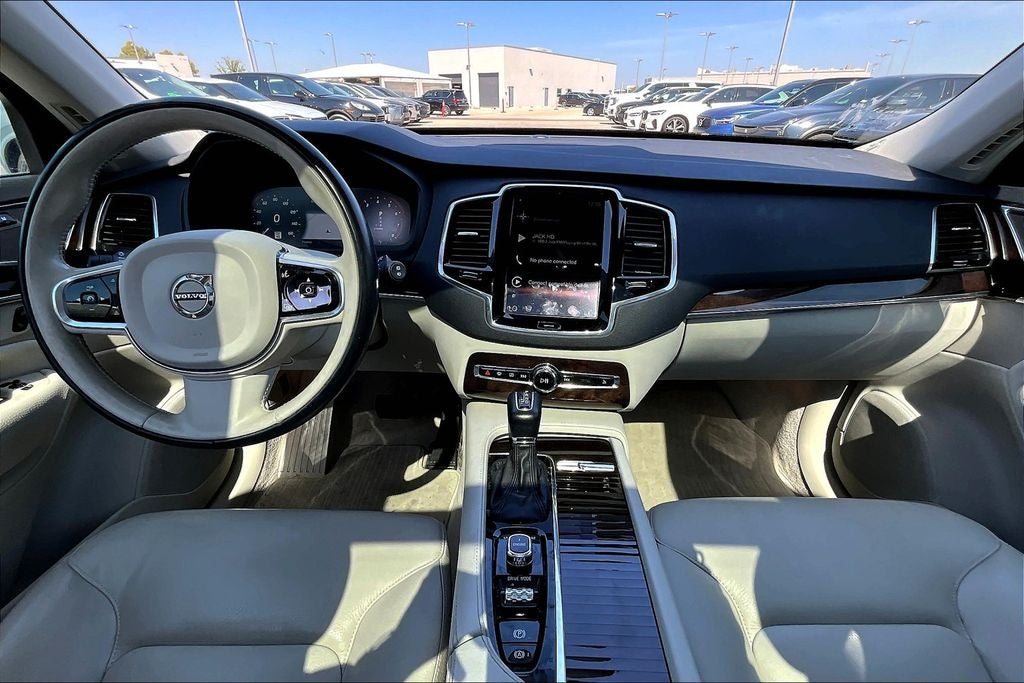 2016 Volvo XC90 T6 Momentum