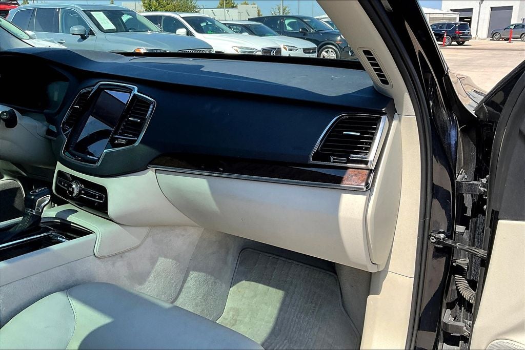 2016 Volvo XC90 T6 Momentum