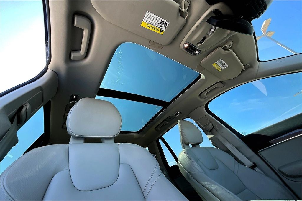 2016 Volvo XC90 T6 Momentum