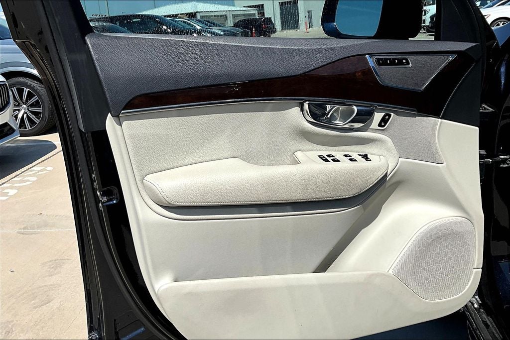 2016 Volvo XC90 T6 Momentum