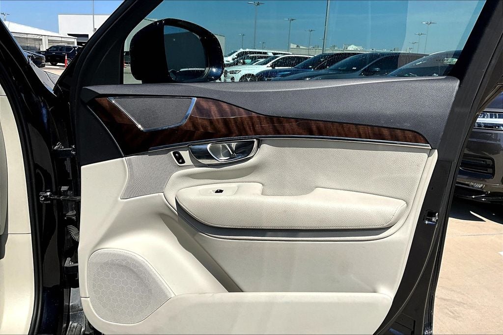 2016 Volvo XC90 T6 Momentum