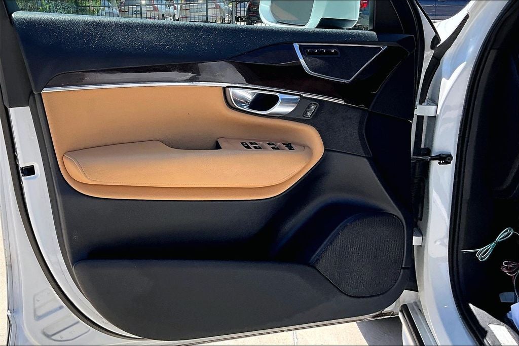2017 Volvo XC90 T6 Momentum