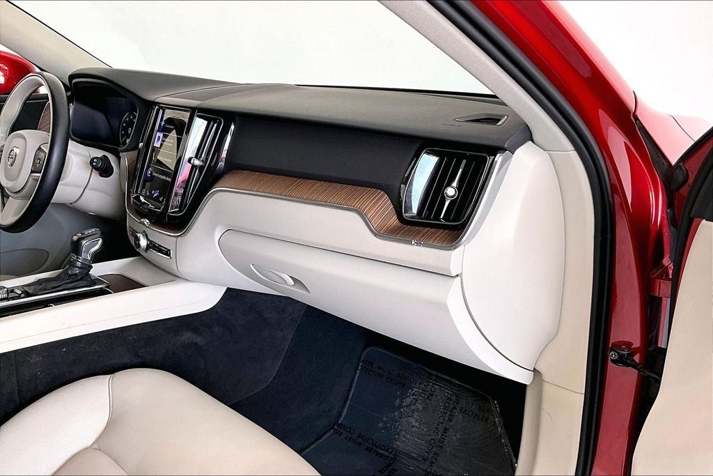 2021 Volvo XC60 T6 Momentum