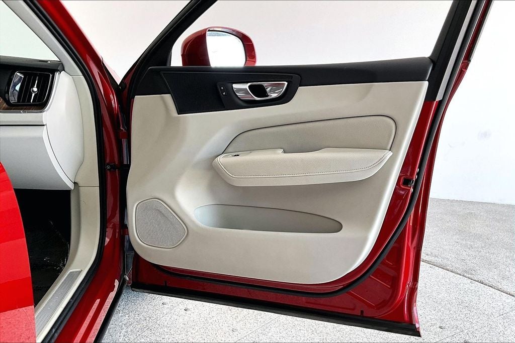 2021 Volvo XC60 T6 Momentum