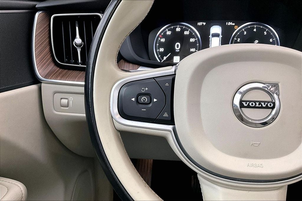2021 Volvo XC60 T6 Momentum