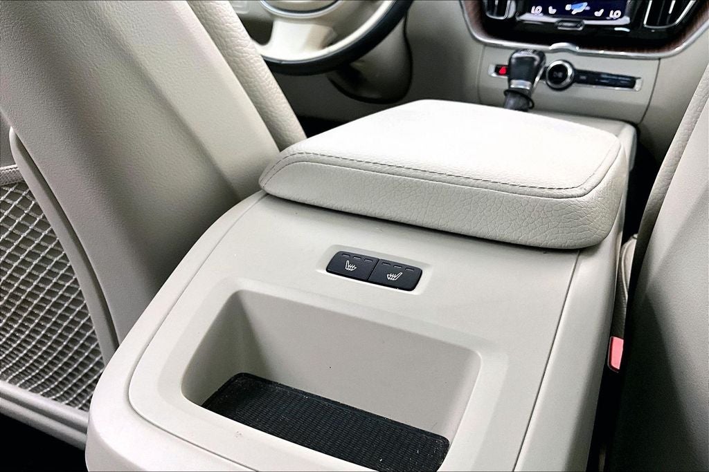 2021 Volvo XC60 T6 Momentum