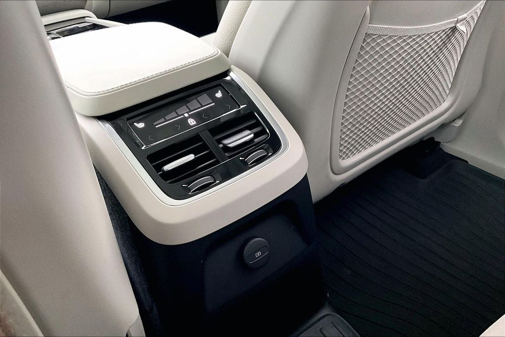 2024 Volvo XC90 Recharge Plug-In Hybrid T8 Plus Bright Theme 7 Passenger