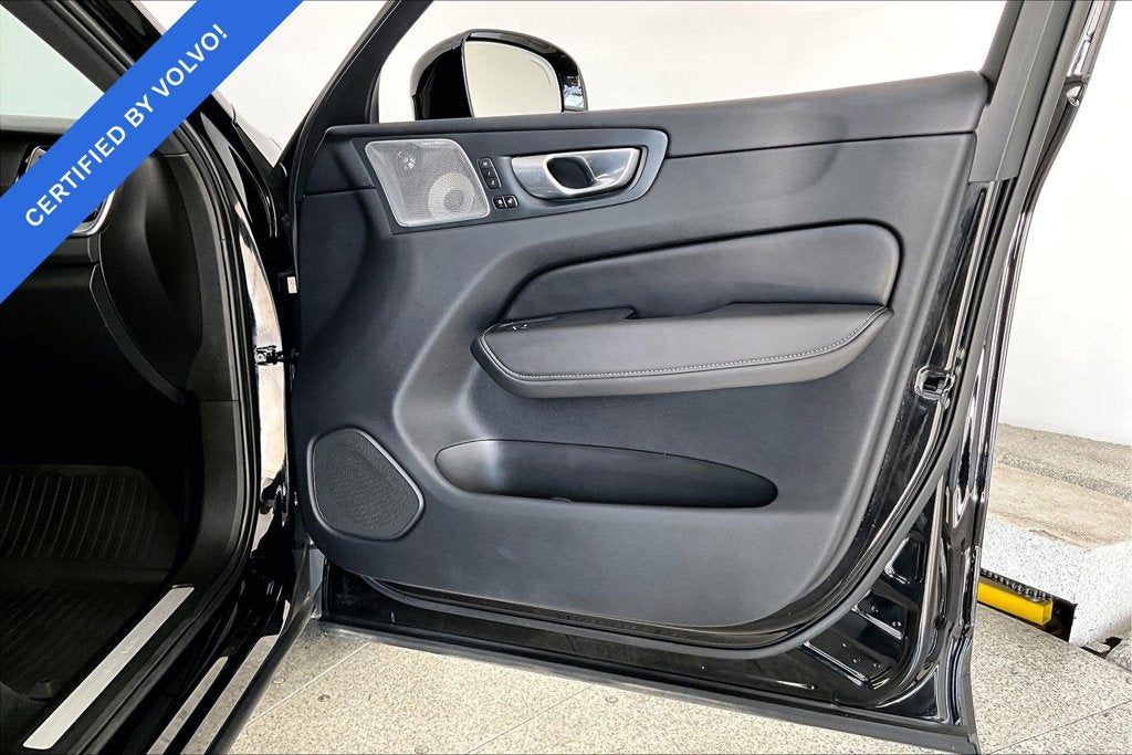 2024 Volvo XC60 Recharge Plug-In Hybrid Ultimate Black Edition