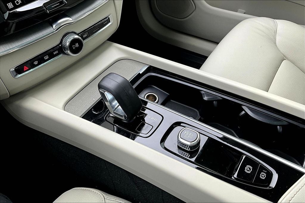 2024 Volvo XC60 Recharge Plug-In Hybrid T8 Plus Dark Theme