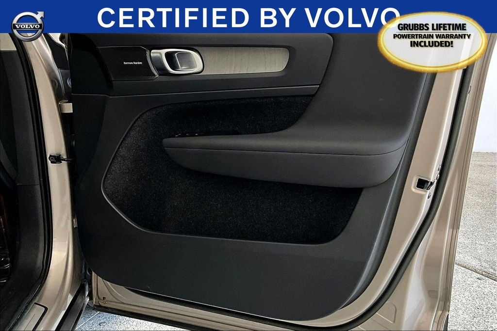 2023 Volvo XC40 B4 Plus Bright Theme