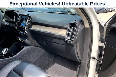 2023 Volvo XC40 B4 Plus Bright Theme