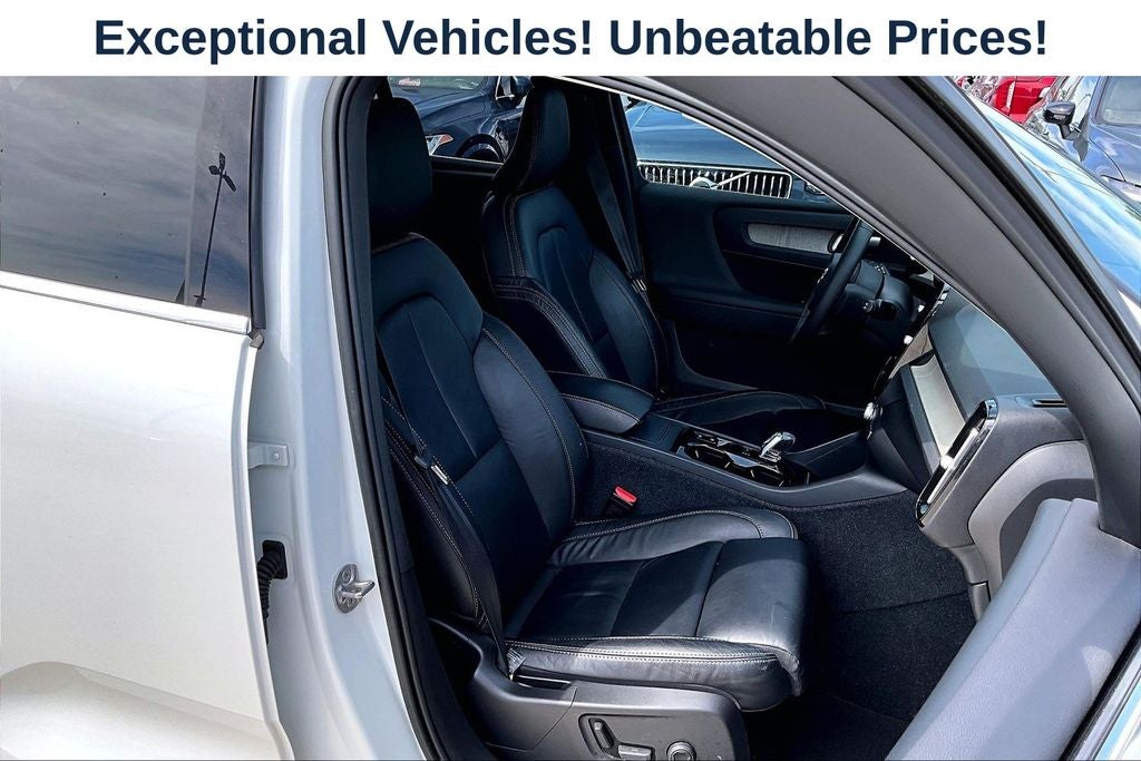2023 Volvo XC40 B4 Plus Bright Theme
