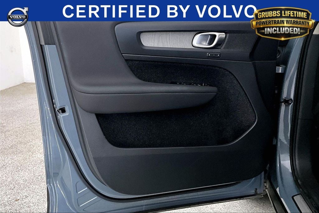 2023 Volvo XC40 B4 Plus Bright Theme