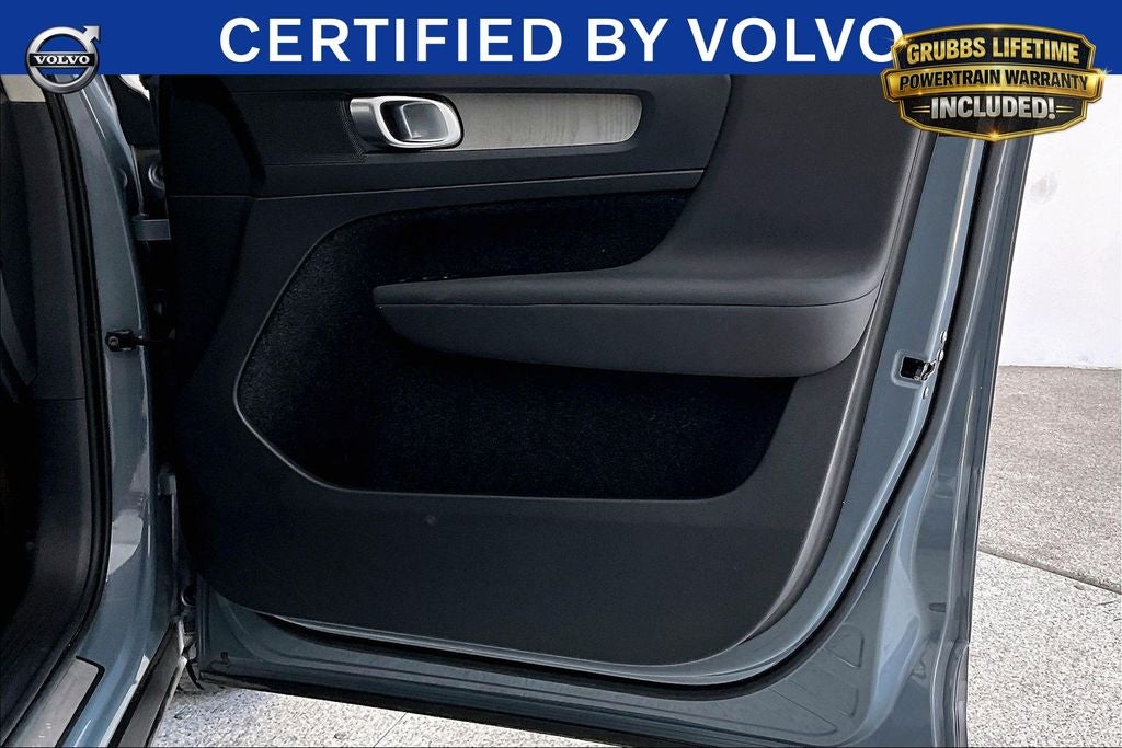 2023 Volvo XC40 B4 Plus Bright Theme