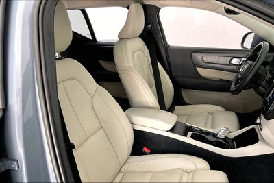 2023 Volvo XC40 B4 Plus Bright Theme