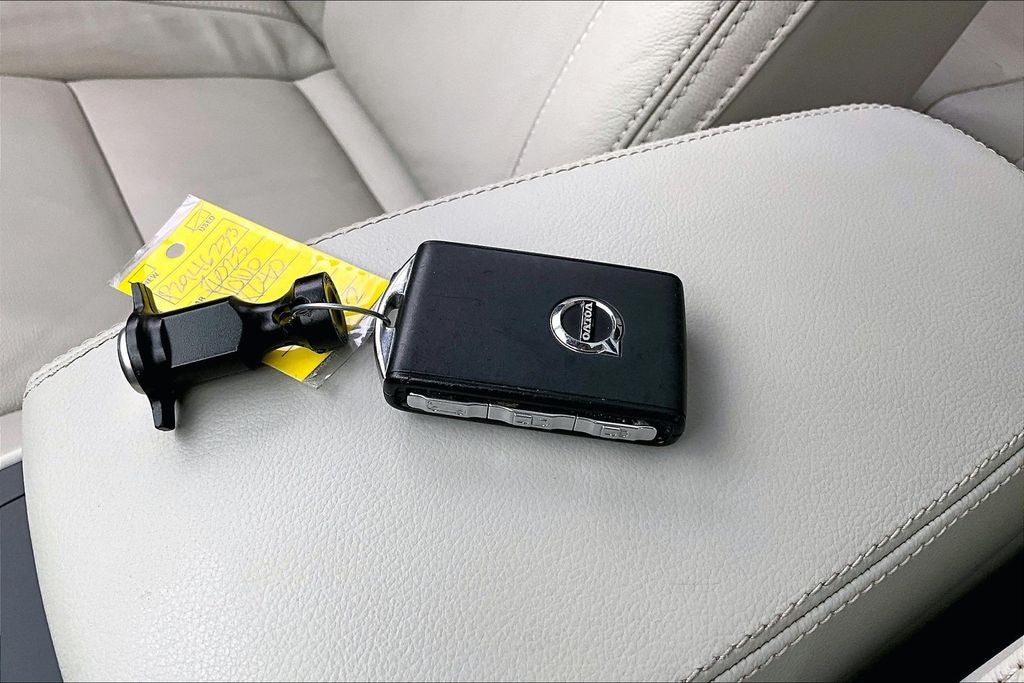 2023 Volvo XC40 B4 Plus Bright Theme