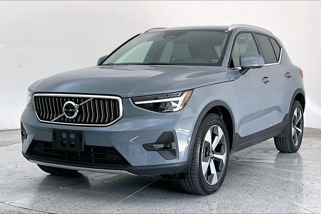 2023 Volvo XC40 B4 Plus Bright Theme