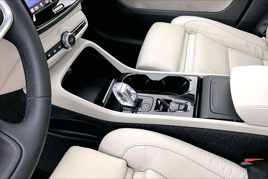 2023 Volvo XC40 B4 Plus Bright Theme