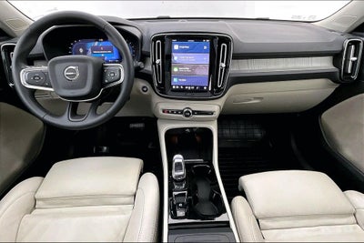 2023 Volvo XC40 B4 Plus Bright Theme