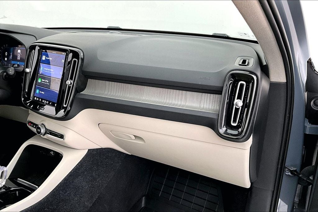 2023 Volvo XC40 B4 Plus Bright Theme