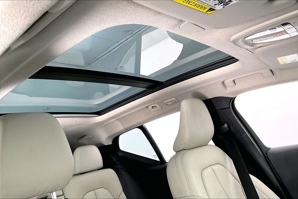 2023 Volvo XC40 B4 Plus Bright Theme