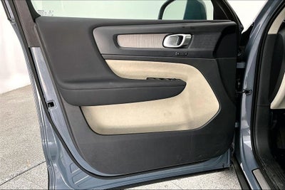2023 Volvo XC40 B4 Plus Bright Theme