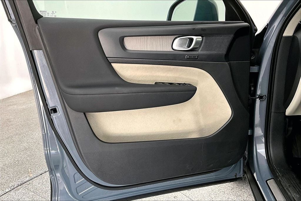 2023 Volvo XC40 B4 Plus Bright Theme