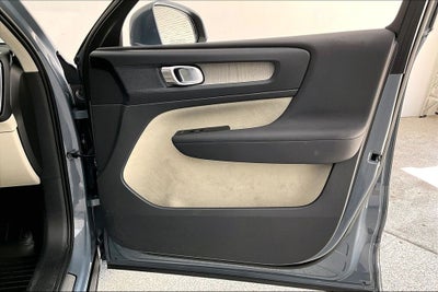 2023 Volvo XC40 B4 Plus Bright Theme
