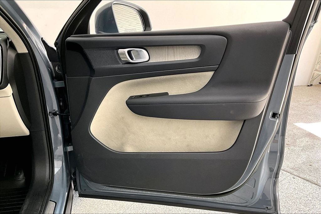 2023 Volvo XC40 B4 Plus Bright Theme