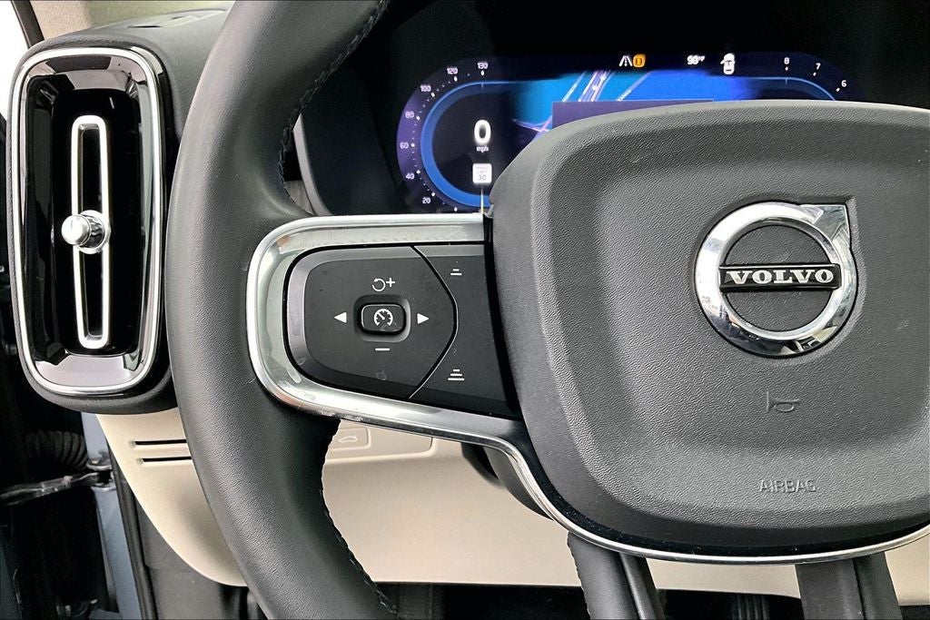 2023 Volvo XC40 B4 Plus Bright Theme