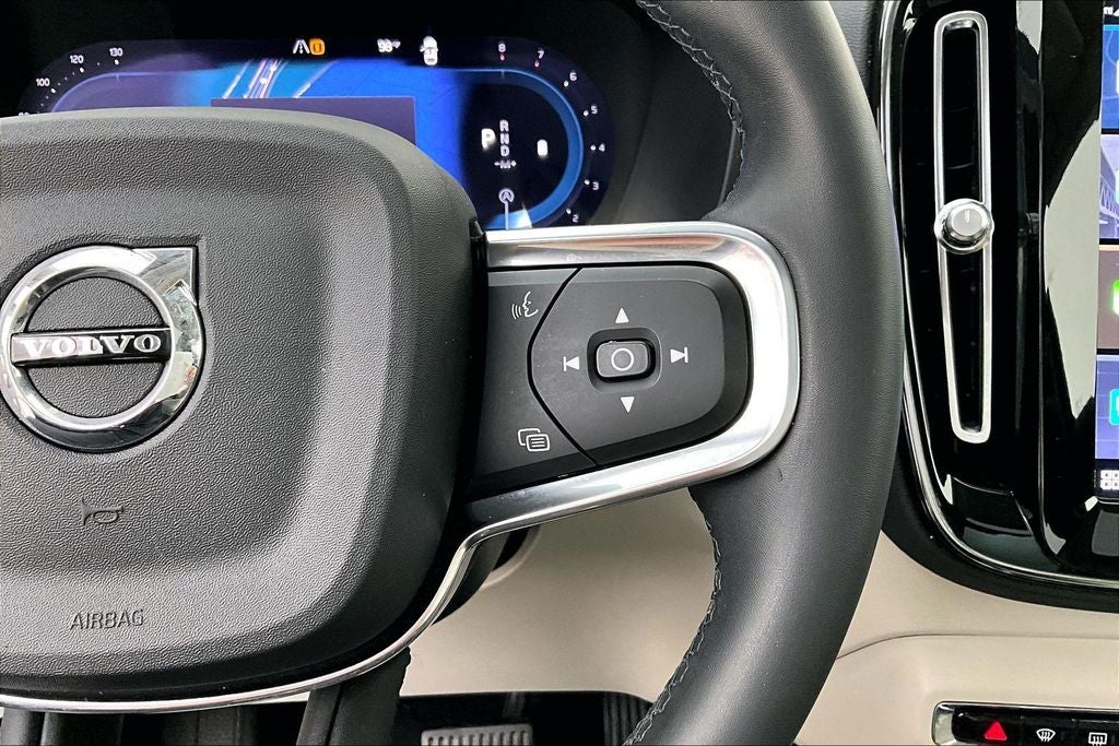2023 Volvo XC40 B4 Plus Bright Theme