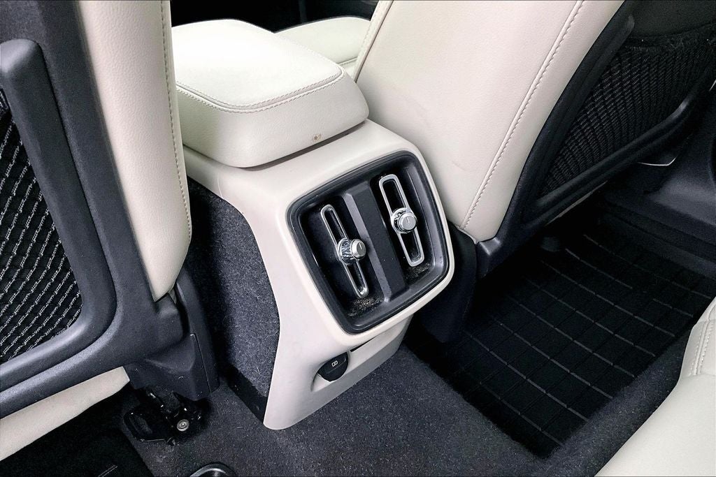 2023 Volvo XC40 B4 Plus Bright Theme