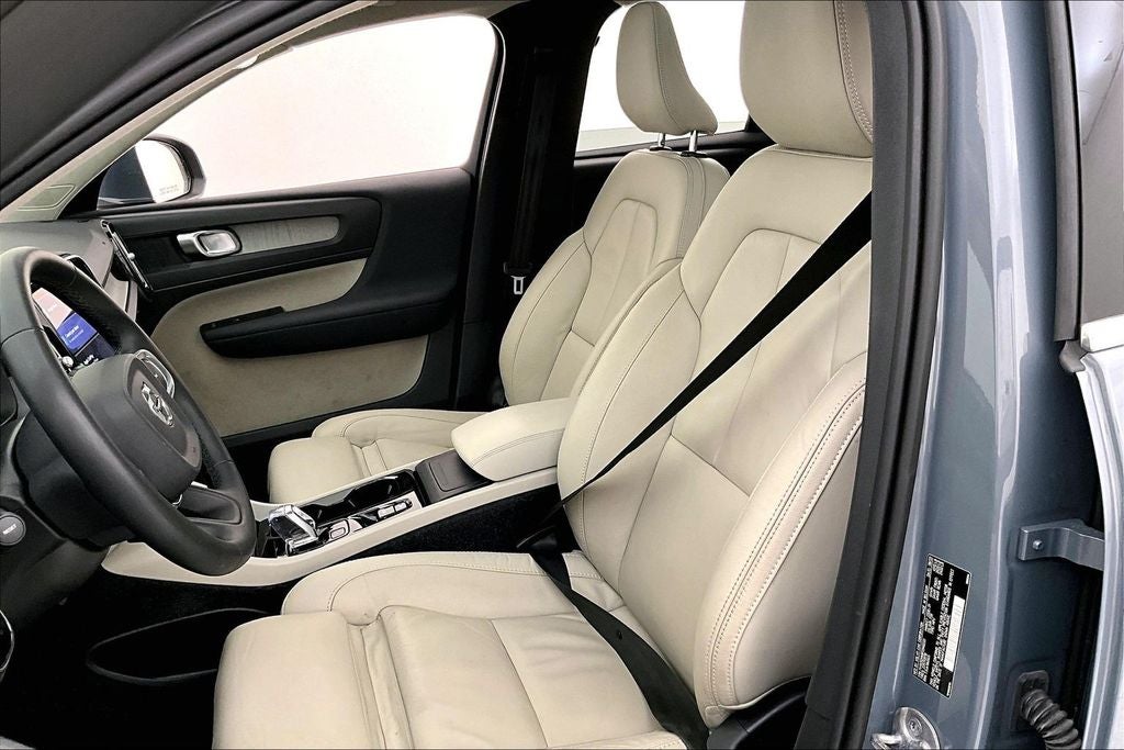 2023 Volvo XC40 B4 Plus Bright Theme