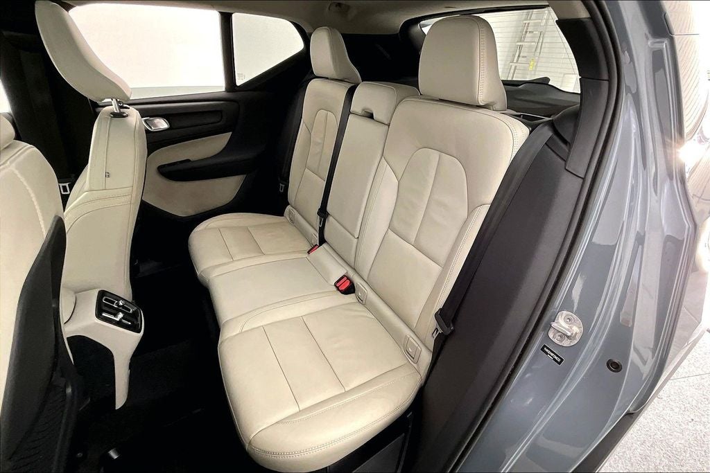 2023 Volvo XC40 B4 Plus Bright Theme