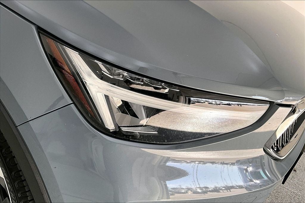 2023 Volvo XC40 B4 Plus Bright Theme