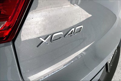 2023 Volvo XC40 B4 Plus Bright Theme