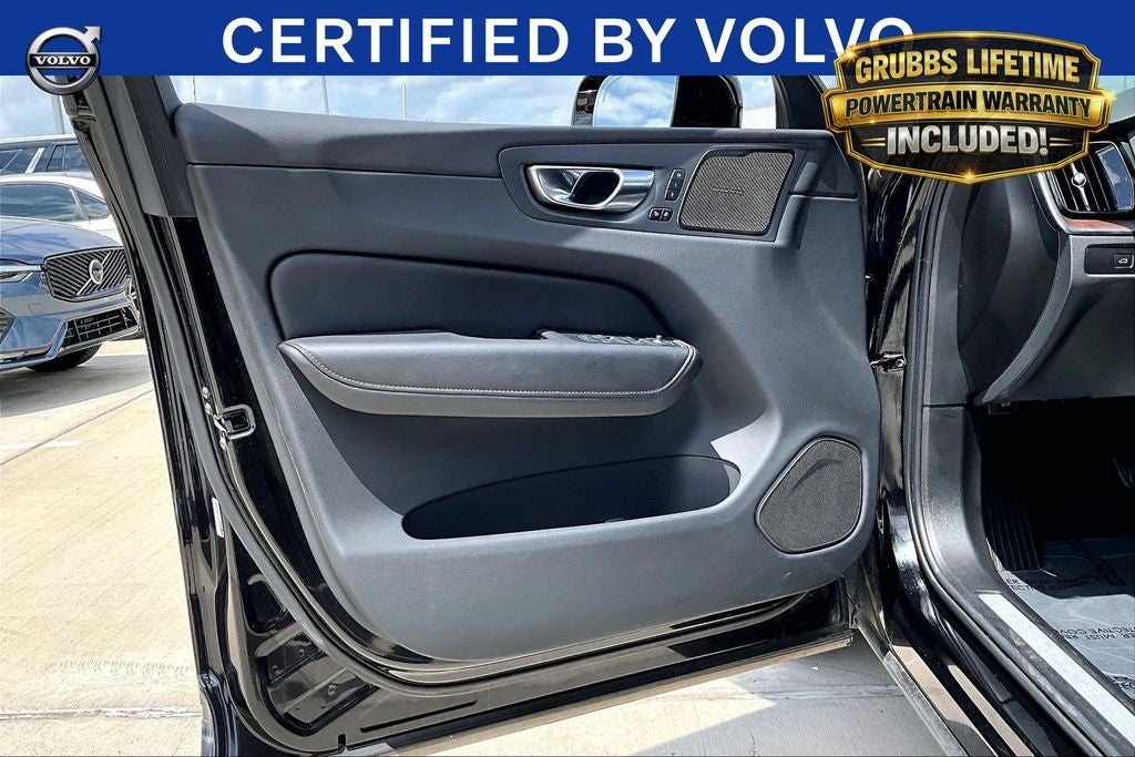 2023 Volvo XC60 B5 Ultimate Bright Theme