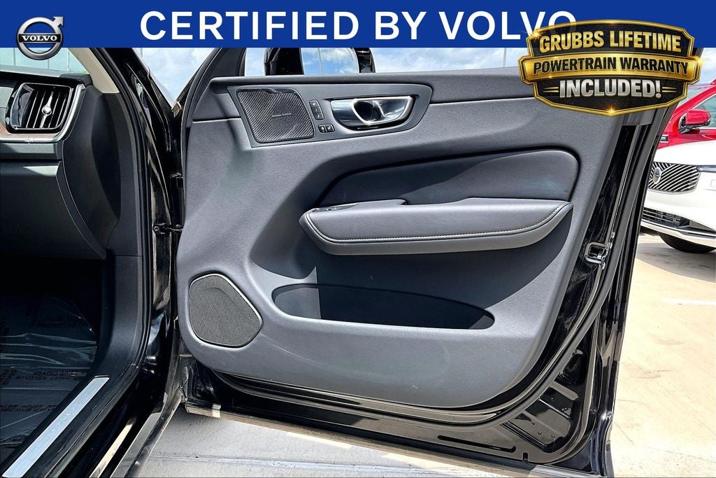 2023 Volvo XC60 B5 Ultimate Bright Theme