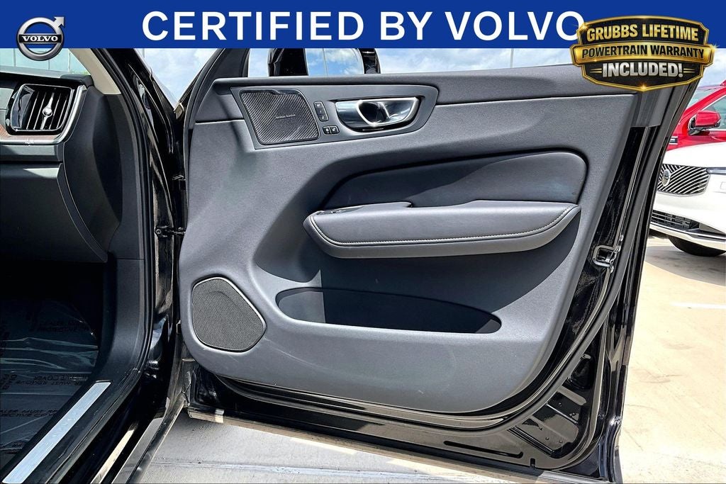 2023 Volvo XC60 B5 Ultimate Bright Theme