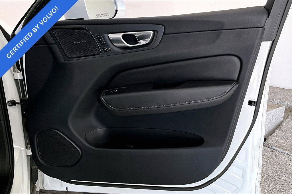 2023 Volvo XC60 B5 Ultimate Bright Theme