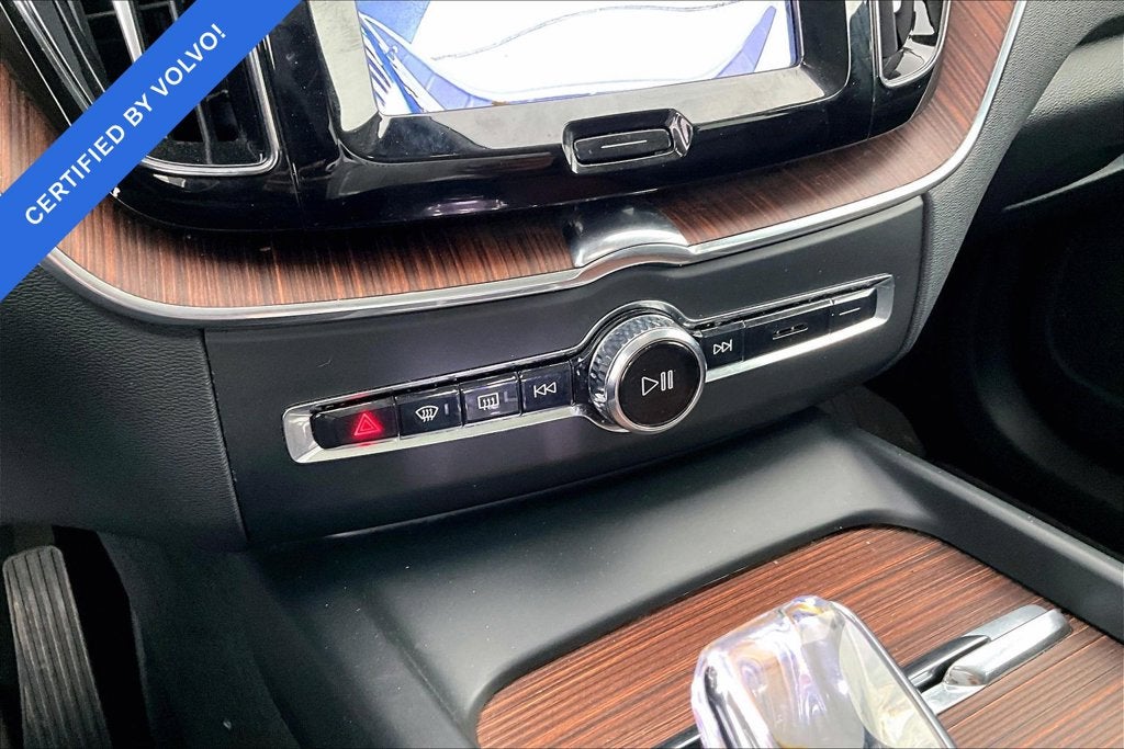 2023 Volvo XC60 B5 Ultimate Bright Theme