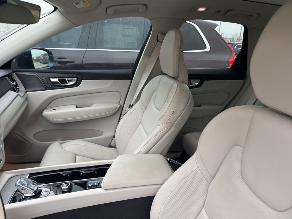 2023 Volvo XC60 B5 Ultimate Bright Theme