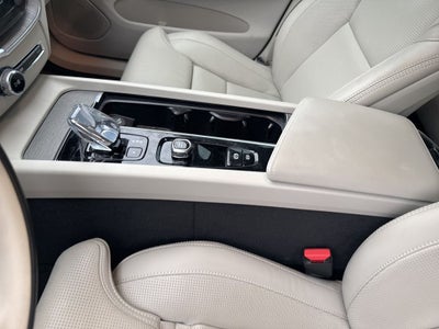 2023 Volvo XC60 B5 Ultimate Bright Theme